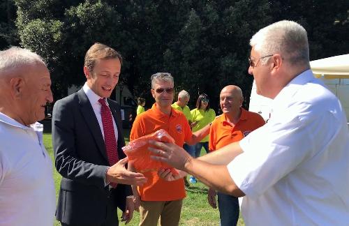 Il presidente della Pordenone pedala Luigi Tomadini consegna al Governatore della Regione Massimiliano Fedriga la maglietta della 46. edizione della manifestazione
